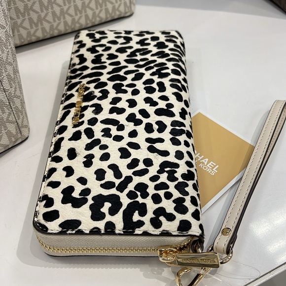 MICHAEL KORS
Leather Lg Continental Wristlet Phone Wallet Exotic Print Hair Calf - Picture 4 of 16
